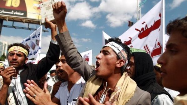 Yemenis protest against the ongoing clashes between Houthi rebels, various militant groups and the Yemeni army. (AFP)