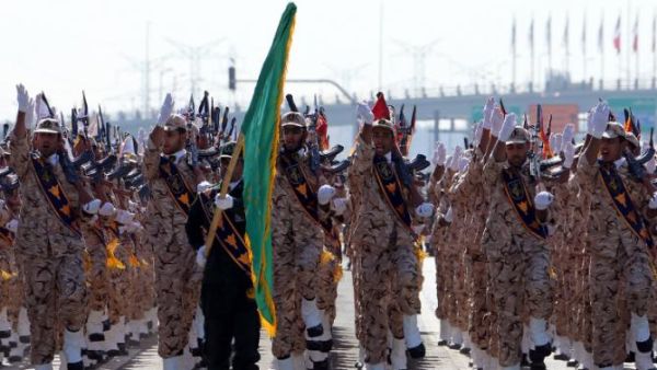 Iranian soldiers from the Revolutionary Guards march during the annual military parade on September 22, 2015 in Tehran. (AFP/Atta Kenare)