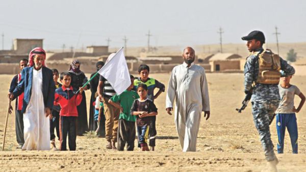 Iraqis flee from fighting in the Mosul area. (AFP/File)