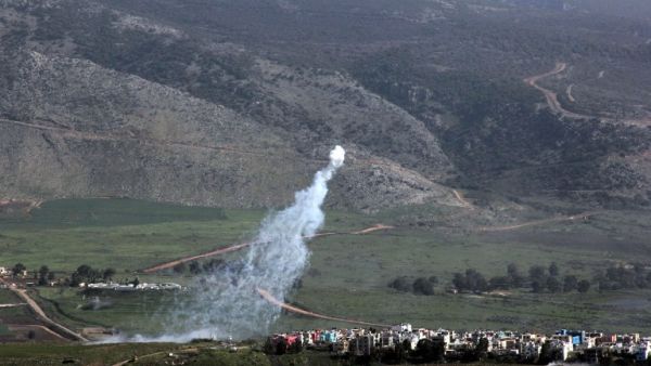 Smoke from Israeli shelling covers the Lebanese town of Al-Majidiyah on the Lebanese border with Israel on January 28, 2015. (AFP/Ali DIia)