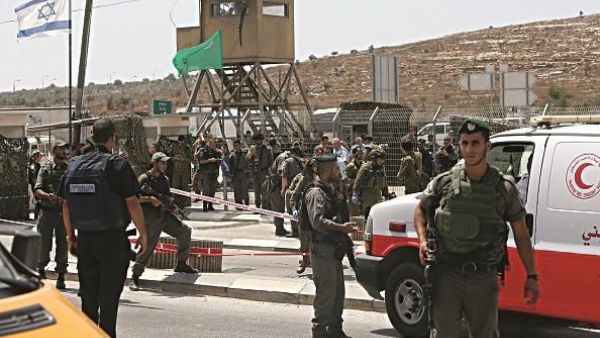 Israeli forces stand guard near the Zaatara military checkpoint where a Palestinian was shot dead stabbing a border police officer in August, 2015. (AFP/Jaafar Ashtiyeh)