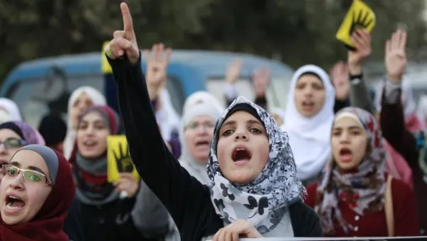 Jordanian women shout slogans as they protest in Amman on January 25, 2014. (AFP/File)