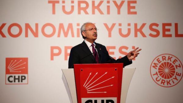 Kemal Kilicdaroglu, leader of Turkey's main opposition party, addresses media in Istanbul, on May 21, 2015. (AFP/File)