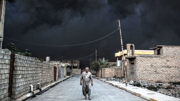 Daesh have set oil wells on fire as Iraqi forces and others advance on Mosul. (AFP/File)