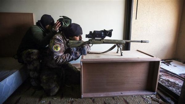 Members of the Iraqi counter-terrorism forces take position inside a room in the Oberoi hotel in the city of Mosul after its liberation from Daesh on January 21, 2017. (AFP/File)