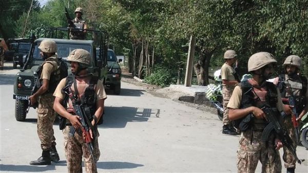 Pakistani soldiers cordon off a street leading to the site of a bomb attack on the outskirts of Peshawar on September 2, 2016. (AFP/File)