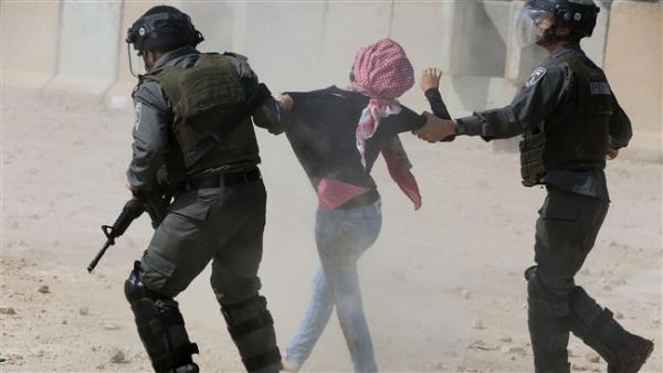 Israeli forces detain a Palestinian protester during a rally by college students near Ramallah against the incarceration of Palestinian students in the West Bank village of Betunia, outside the Israeli-run Ofer prison, March 10, 2015. (AFP/File)