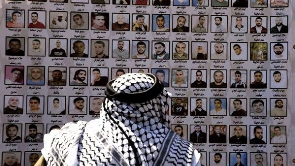 An elderly man looks at pictures of Palestinian prisoners held in Israeli jails during a protest in East Jerusalem on April 15, 2010. (AFP/File)