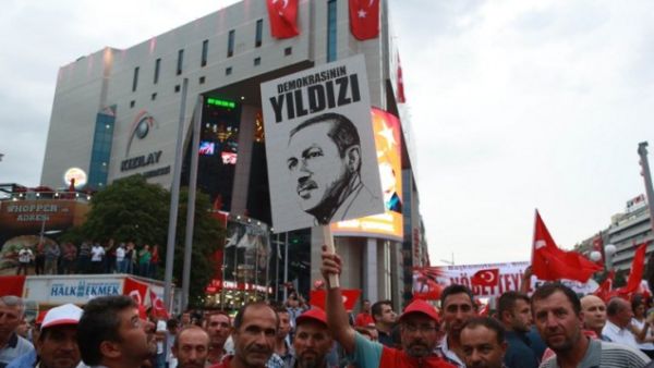Pro-Erdogan supporters rally at Kizilay Square in Ankara on July 20, 2016. (AFP/File)
