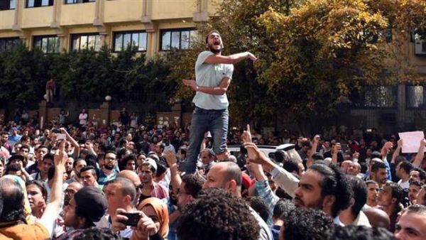 Egyptian protesters chant slogans during a demonstration in central Cairo against a controversial deal to hand over two islands in the Red Sea to Saudi Arabia, April 15, 2016. (AFP/File) Egyptian protesters chant slogans during a demonstration in central Cairo against a controversial deal to hand over two islands in the Red Sea to Saudi Arabia, April 15, 2016. (AFP/File)