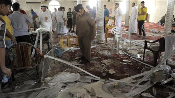 Saudi policemen gather around debris following a blast inside a mosque in the Qatif region on May 22, 2015. (AFP/File)