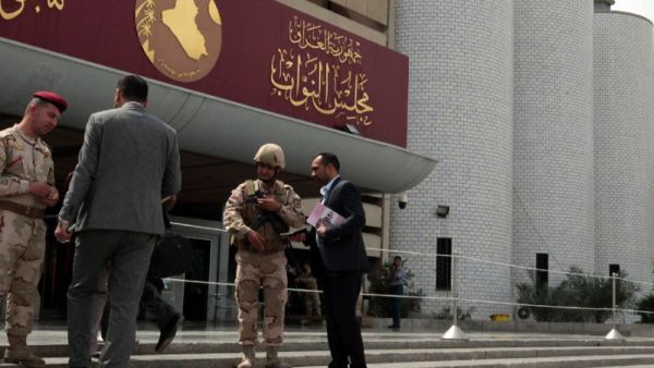 Iraqi security forces stand guard outside the parliament in Baghdad on April 13, 2016. (AFP/File)