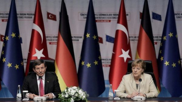 German Chancellor Angela Merkel (R) and Turkish Prime Minister Ahmet Davutoglu (L). (AFP/File)