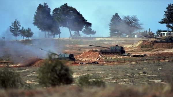 Turkish artillery fire from the border near Kilis town toward northern Syria, Kilis, Turkey, February 16, 2016. (AFP/Halit Onur Sandal)