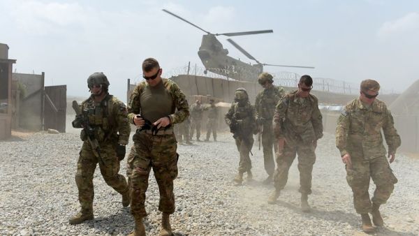 U.S. Army soldiers walk as a NATO helicopter flies overhead at coalition force Forward Operating Base (FOB) Connelly in the Khogyani district in the eastern province of Nangarhar on August 13, 2015. (AFP/Wakil Kohsar) U.S. Army soldiers walk as a NATO helicopter flies overhead at coalition force Forward Operating Base (FOB) Connelly in the Khogyani district in the eastern province of Nangarhar on August 13, 2015. (AFP/Wakil Kohsar)