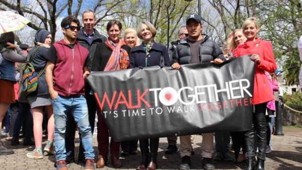 Tasmanian Governor Kate Warner (center) says she is proud to welcome all asylum seekers during a rally on October 22, 2016. (Courtesy photo)