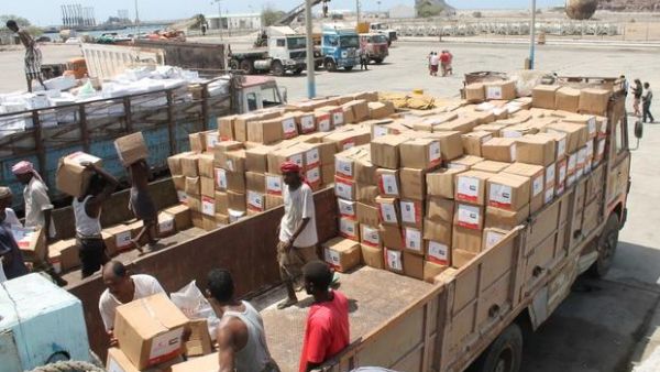 Yemeni workers unload Emirati medical aid boxes in Aden in May 2015. (AFP/File)