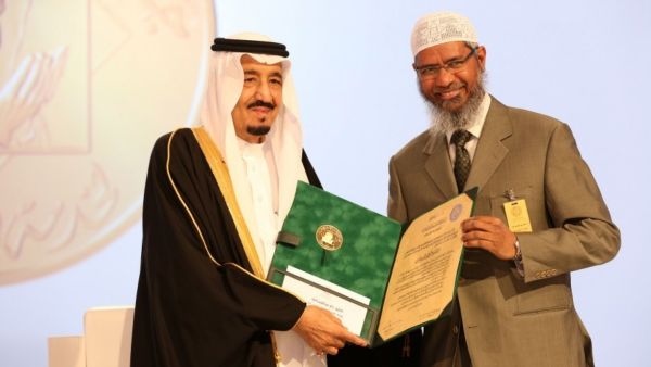 Islamic scholar Zakir Naik receives an award for his service to Islam from the King of Saudi Arabia. (Twitter)