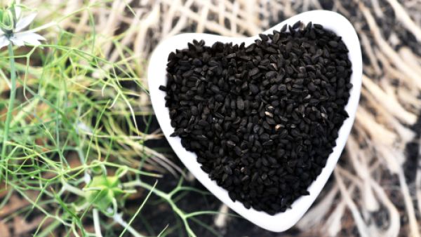 صابونة حبة البركة تقشر البشرة وتزيل خلايا الجلد الميتة

