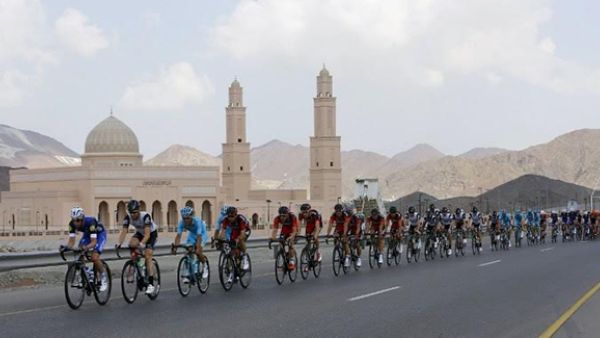 The pack rides during the first stage of the 7th cycling Tour of Oman between Oman Exhibition Center and al-Bustan. (AFP/file)