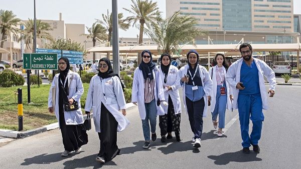 One hundred future physicians from QU visit HMC