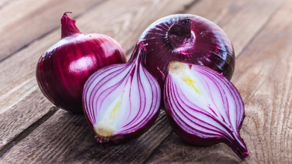 يعالج البصل الكثير من الأمراض مثل البرد والأنفلونزا والسعال والزكام