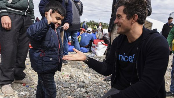 Hollywood actor Orlando Bloom laughs and snaps selfies with children as he visits a Syrian refugee camp in Macedonia. (AFP) Hollywood actor Orlando Bloom laughs and snaps selfies with children as he visits a Syrian refugee camp in Macedonia. (AFP)