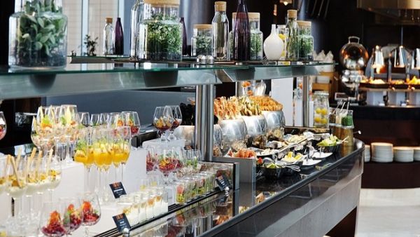The Friday brunch offers an extensive variety of dishes from diverse culinary cultures for you to explore, enjoy and relax to best of Jazz music. 