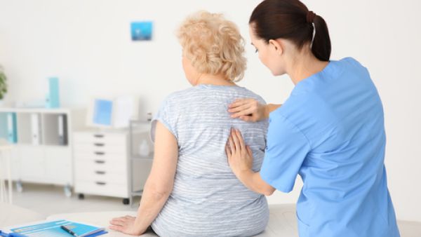 من أعراض مرض هشاشة العظام ألم الظهر الناجم عن حدوث كسر

