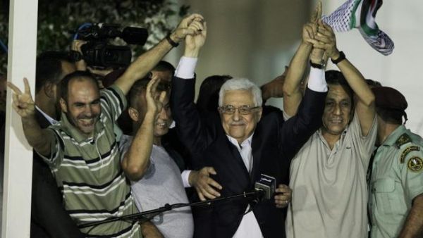 Palestinian President Mahmoud Abbas delivers a speech to released Palestinian prisoners, at his headquarters in the West Bank city of Ramallah, August 14, 2013. AFP PHOTO / ABBAS MOMANI Palestinian President Mahmoud Abbas delivers a speech to released Palestinian prisoners, at his headquarters in the West Bank city of Ramallah, August 14, 2013. AFP PHOTO / ABBAS MOMANI