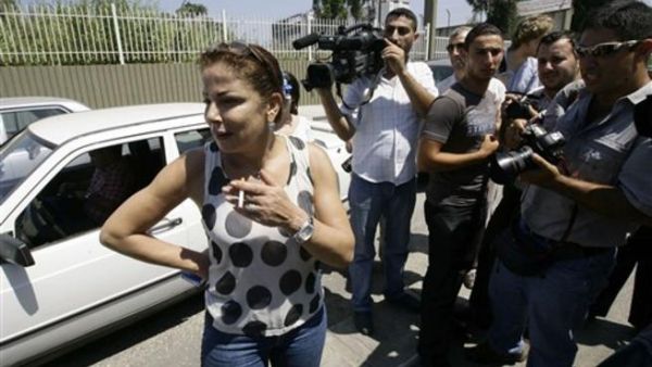 الناشطة سمر الحاج منظمة السفينة"مريم" تتحدث للصحافة في ميناء طرابلس/لبنان/ا.ف.ب