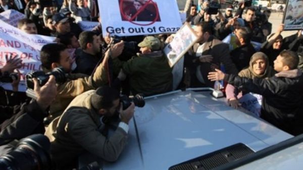 فلسطينيون غاضبون في غزة يعترضون سيارة وزيرة خارجية فرنسا/أ.ف.ب