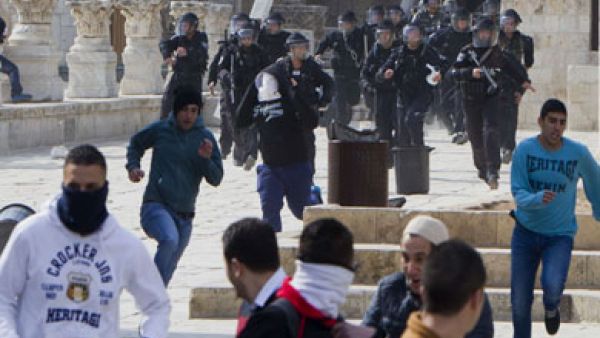 مواجهات بين شبان فلسطينيين وجنود الاحتلال في ساحات المسجد الاقصى/ ارشيفية