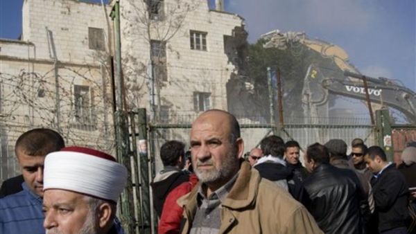 مقدسيون يتظاهرون امام الفندق احتجاجا على عملية الهدم/أ.ف.ب