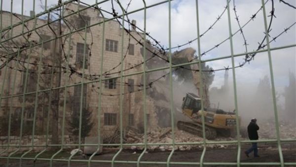 جرافة اسرائيلية تهدم الفندق/أ.ف.ب