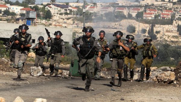 اقتحمت القوات الإسرائيلية العديد من منازل الفلسطينيين بحثا عن شبان