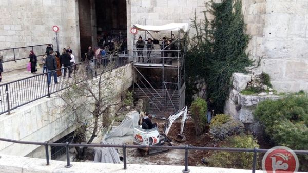 سلطات الاحتلال تواصل أعمال الحفر والبناء عند مدخل ساحة باب العامود بمدينة القدس
