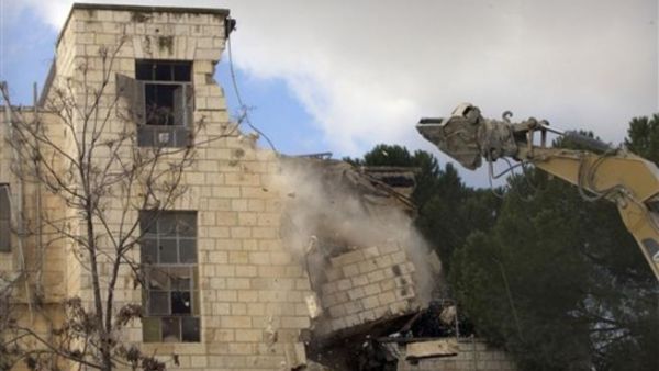 الجرافات الاسرائيلية تهدم الفندق/أ.ف.ب