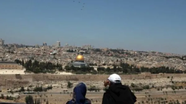 منظر عام لمدينة القدس المحتلة ويظهر فيها قبة الصخرة والمسجد الأقصى
