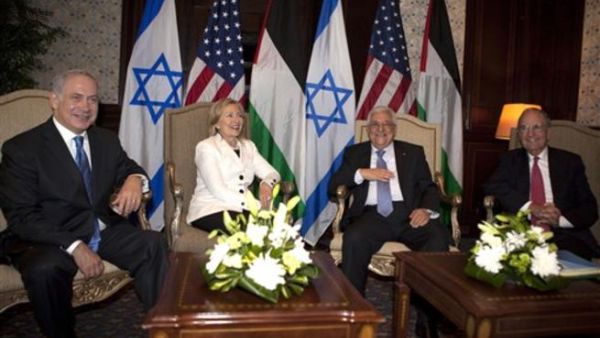 ميتشل، عباس، كلينتون، نتنياهو في صورة تذكارية قبيل بدء جولة المفاوضات في شرم الشيخ/أ.ف.ب