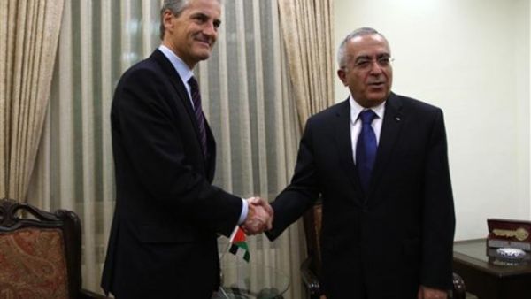 رئيس الوزراء الفلسطيني سلام فياض مستقبلا وزير الخارجية النرويجي يوناس جار شتور في رام الله/ا.ف.ب