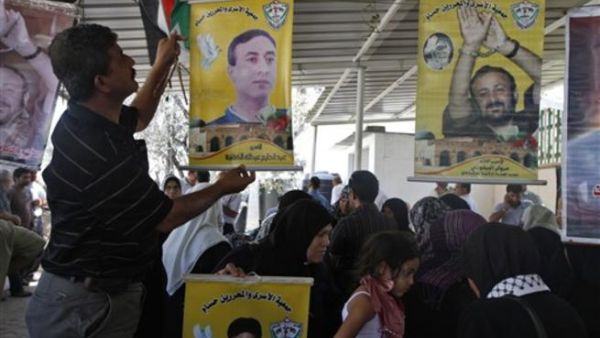 فلسطينيون يتظاهرون امام مقر الصليب الاحمر بغزة مطالبة بالافراج عن المعتقلين،30/8/أ.ف.ب