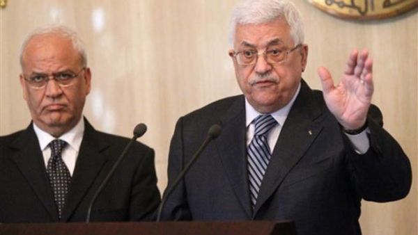 الرئيس الفلسطيني وصائب عريقات خلال المؤتمر الصحفي بعد اللقاء مع الرئيس المصري/أ.ف.ب