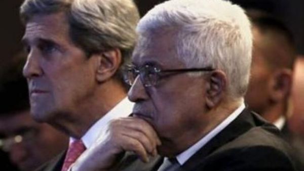 الرئيس الفلسطيني محمود عباس ووزير الخارجية الأمريكية جون كيري