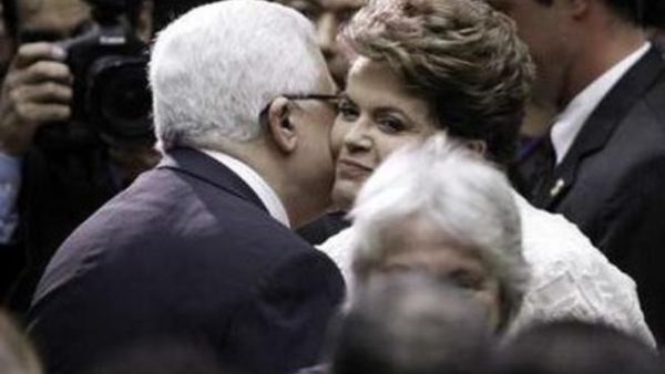 رئيسة البرازيل ديلما روسيف تحيي عباس لدى دخولها الى البرلمان لاداء قسم الرئاسة