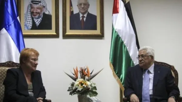 الرئيس الفلسطيني محمود عباس مستقبلا رئيسة فنلندا تاريا هالونن في رام الله
