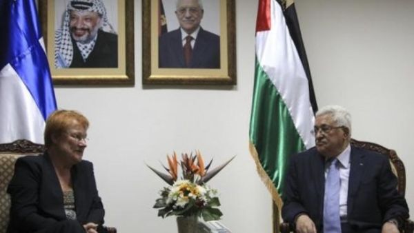 الرئيس الفلسطيني محمود عباس مستقبلا رئيسة فنلندا تاريا هالونن في رام الله
