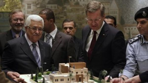 عباس (يسار) والرئيس الالماني يستعرضان مجسما لمركز شرطة تمول المانيا اقامته خلال لقائهما في رام الله