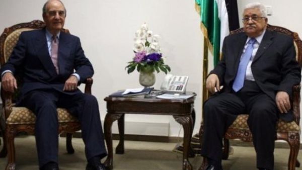 جورج ميتشل خلال لقائه بعباس في رام الله-ارشيف