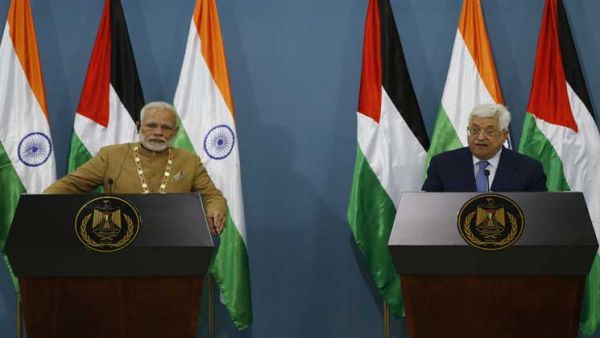 الرئيس الفلسطيني محمود عباس ورئيس الوزراء الهندي ناريندرا مودي